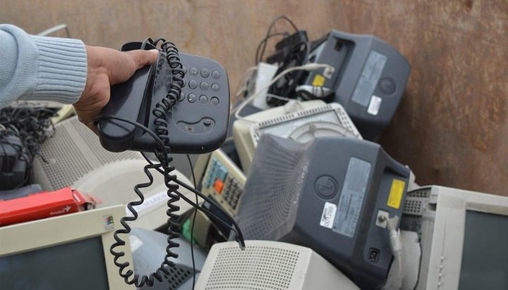 Juntaron 3 contenedores de chatarra electrónica
