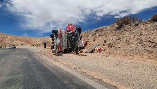 Video. Camión cargado volcó y el chofer fue hospitalizado