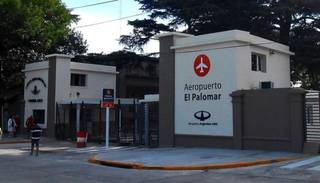 Protesta de una low cost en el aeropuerto de El Palomar