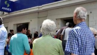 En octubre, 1,1 millón de jubilados y pensionados cobrarán $ 54 extra