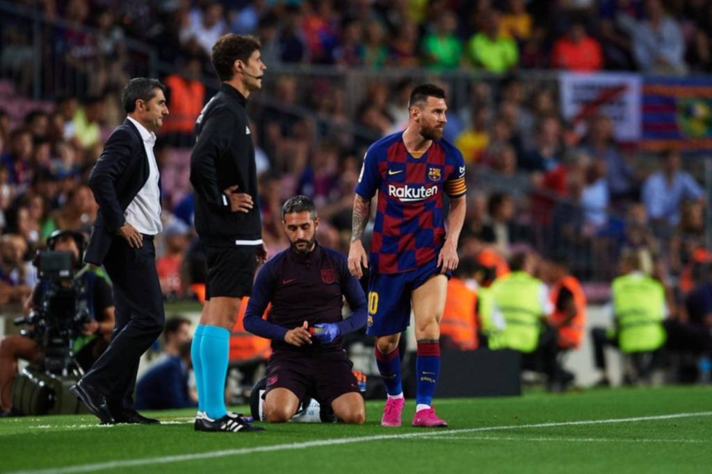 Messi encendió la alarma de nuevo en Barcelona por una lesión Messi encendió la alarma de nuevo en Barcelona por una lesión