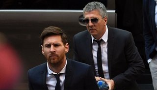 Jorge Messi viajó a Barcelona para destrabar el futuro de Lionel