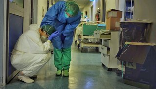 Más de 7.000 profesionales de la salud murieron a causa del coronavirus, según relevó AI