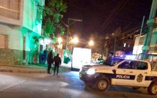 Terrible choque entre un Corsa y una moto que "voló" hasta incrustarse en un árbol