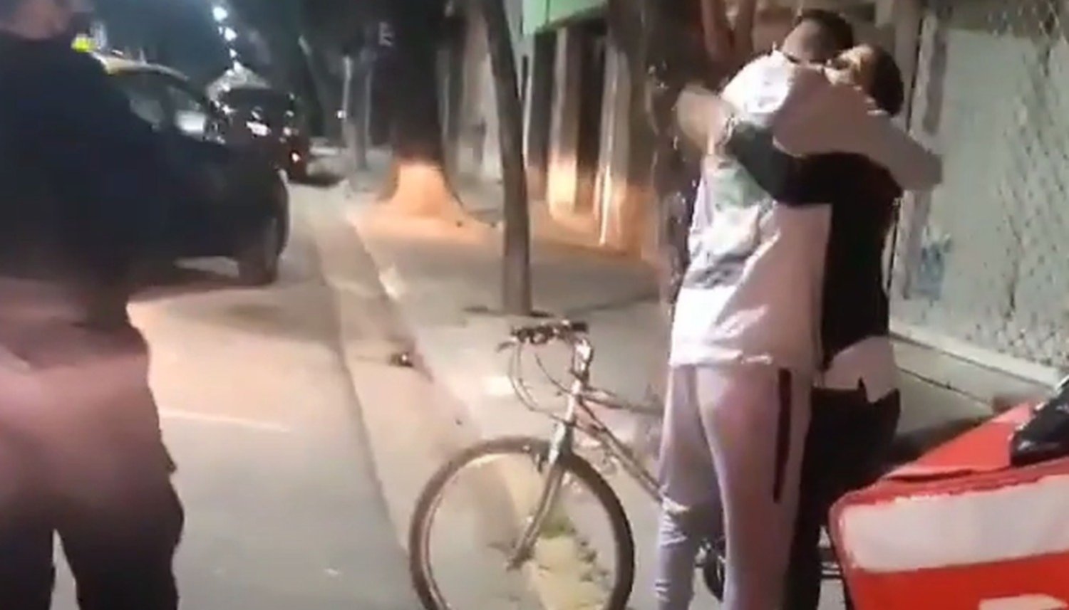 Rosario: le robaron la bicicleta a un repartidor y la chica que esperaba el pedido le regaló la suya