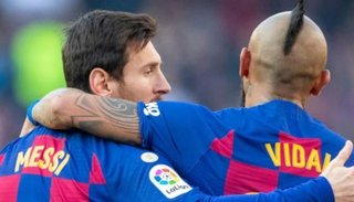 Emotiva despedida de Messi al chileno Arturo Vidal