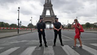 Susto en París: evacuaron la Torre Eiffel por una amenaza de bomba que resultó ser falsa