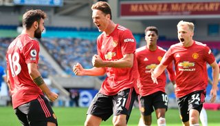 Manchester United logró una sufrida e inédita victoria