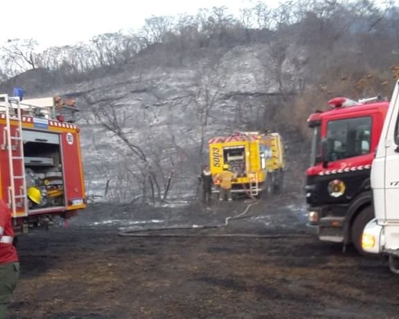 Luego del incendio en zona norte siguen los trabajos de enfriamiento- Luego del incendio en zona norte siguen los trabajos de enfriamiento