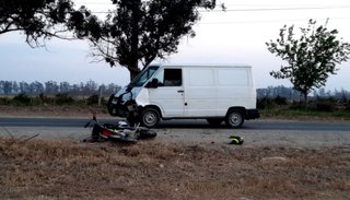 Un conductor ebrio chocó con su Trafic de frente a una moto en Güemes: un herido grave 