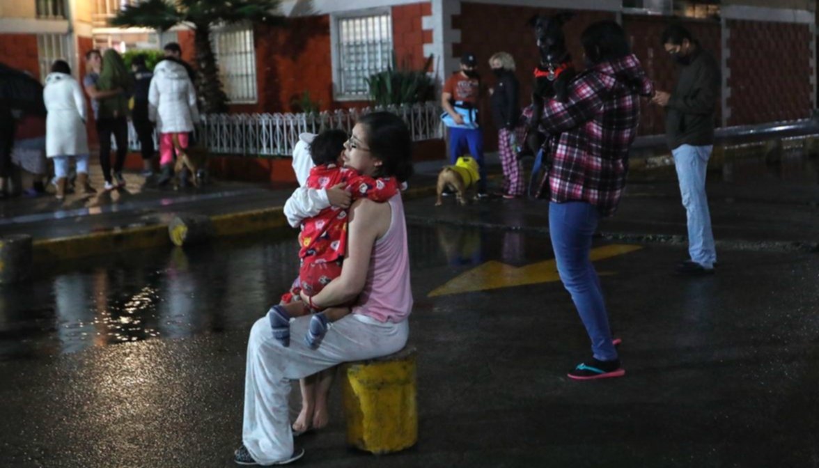 Un fuerte sismo de magnitud 7,1 sacudió al centro y sur de México