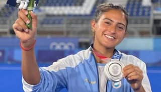 Popeye le rinde homenaje a Vale Raposo, medallista olímpica en Tokio
