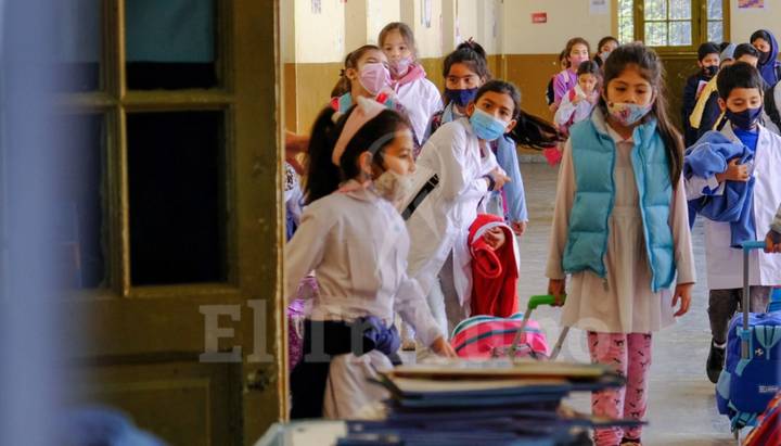 Chicos de escuelas públicas vuelven hoy, sin burbujas