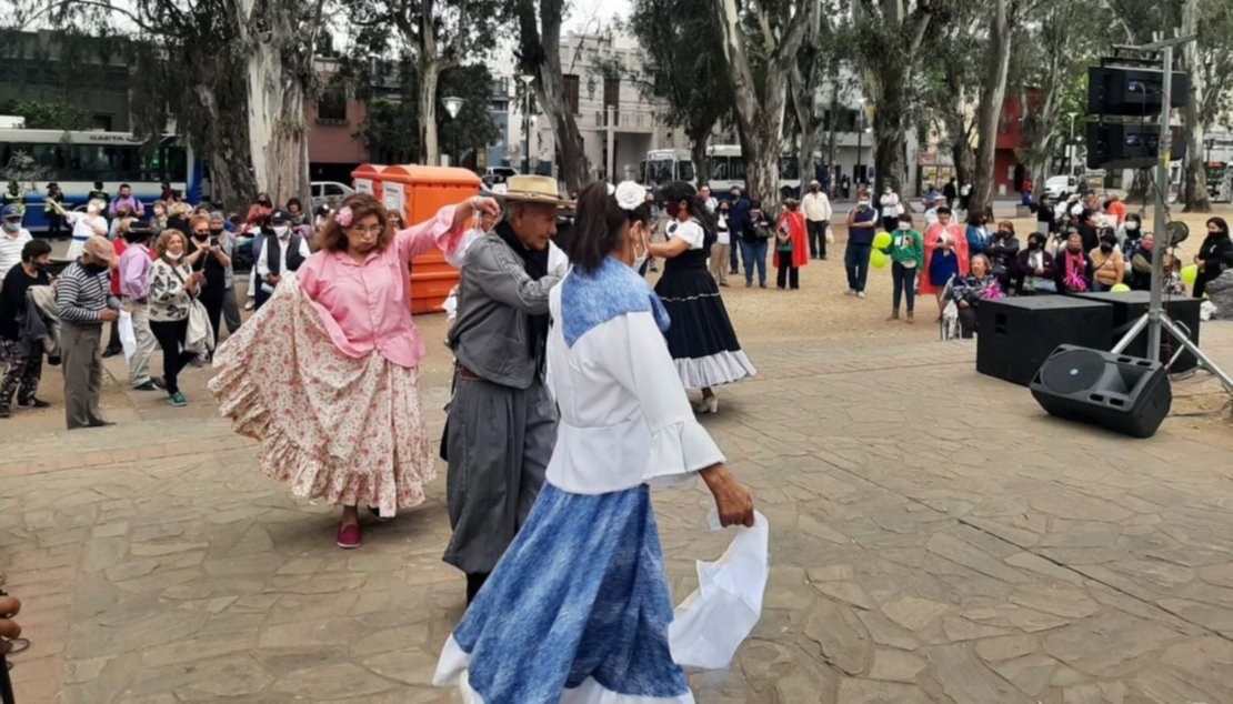 Festejos en el parque San Martín. Gentileza Dirección de Adultos Mayores de la Provincia Festejos en el parque San Martín. Gentileza Dirección de Adultos Mayores de la Provincia