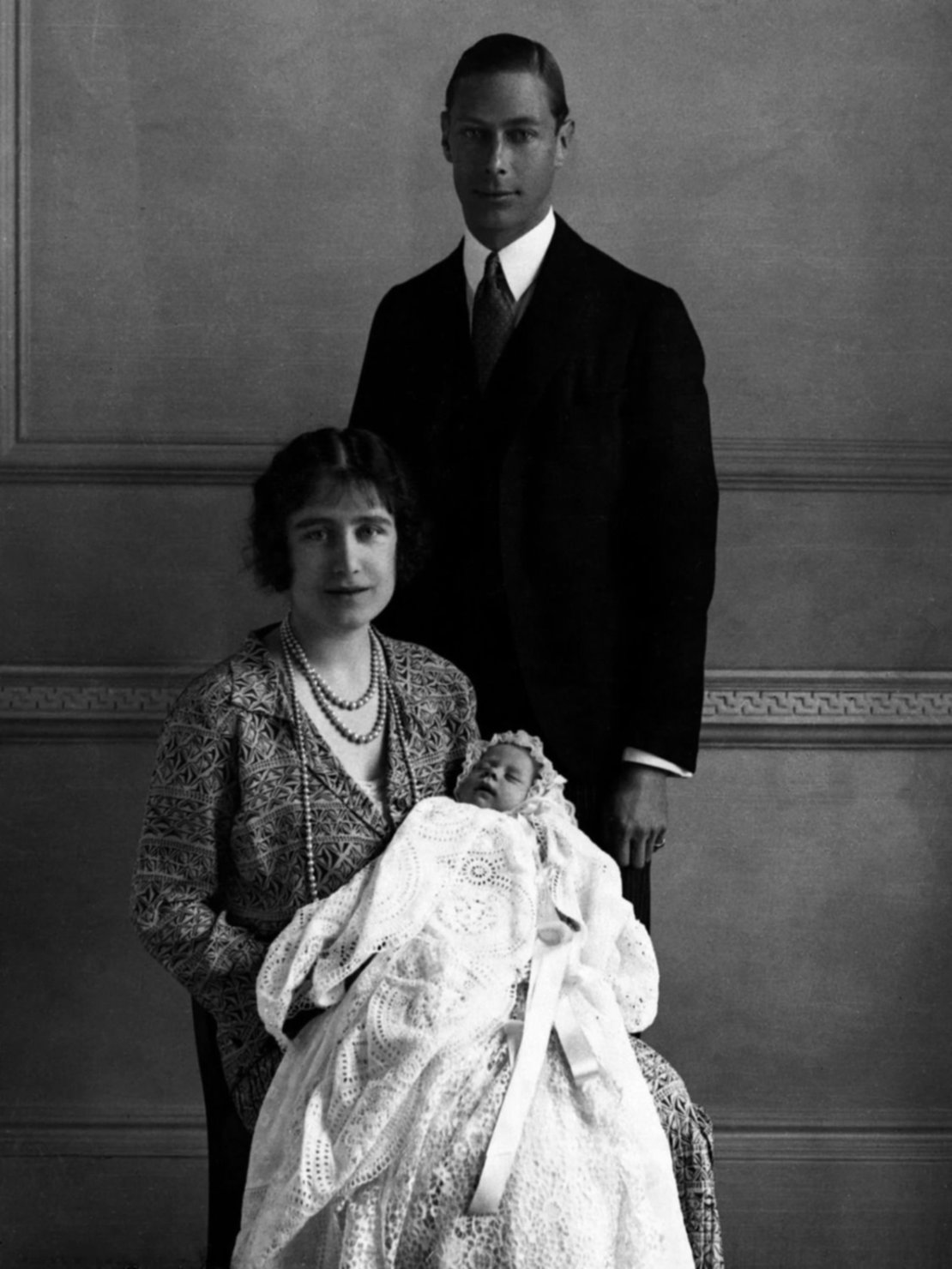 Elizabeth Alexandra Mary nació por cesárea el 21 de abril de 1926, en la casa de su abuelo materno en Londres, y se convirtió en la primogénita del matrimonio conformado por los duques de York, quienes más adelante se convertirían en los reyes Isabel y Jorge VI Elizabeth Alexandra Mary nació por cesárea el 21 de abril de 1926, en la casa de su abuelo materno en Londres, y se convirtió en la primogénita del matrimonio conformado por los duques de York, quienes más adelante se convertirían en los reyes Isabel y Jorge VI