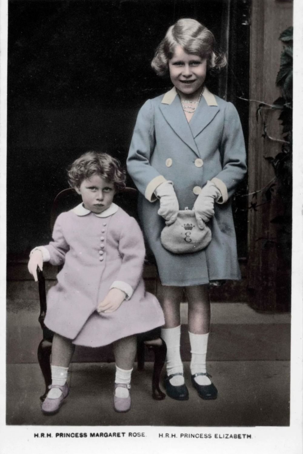 Las princesas Isabel y Margarita fueron educadas en su casa, donde desde la mañana hasta la tarde recibieron clases de lengua, literatura, geografía, matemática, música e historia. Muchos años después, la institutriz "Crawfie" publicó un libro biográfico sobre la infancia de ambas, donde aseguró que la hermana mayor era muy disciplinada y tenía un gran sentido de la responsabilidad Las princesas Isabel y Margarita fueron educadas en su casa, donde desde la mañana hasta la tarde recibieron clases de lengua, literatura, geografía, matemática, música e historia. Muchos años después, la institutriz "Crawfie" publicó un libro biográfico sobre la infancia de ambas, donde aseguró que la hermana mayor era muy disciplinada y tenía un gran sentido de la responsabilidad