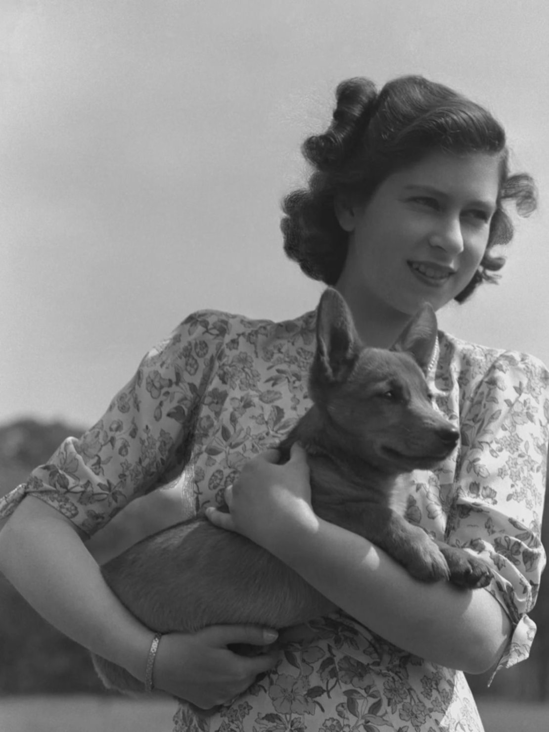 La Princesa Isabel (Reina Isabel II) fotografiada sosteniendo un corgi en los terrenos del Castillo de Windsor, Berkshire, Gran Bretaña, 30 de mayo de 1944. (Photo by Lisa Sheridan/Studio Lisa/Getty Images) La Princesa Isabel (Reina Isabel II) fotografiada sosteniendo un corgi en los terrenos del Castillo de Windsor, Berkshire, Gran Bretaña, 30 de mayo de 1944. (Photo by Lisa Sheridan/Studio Lisa/Getty Images)