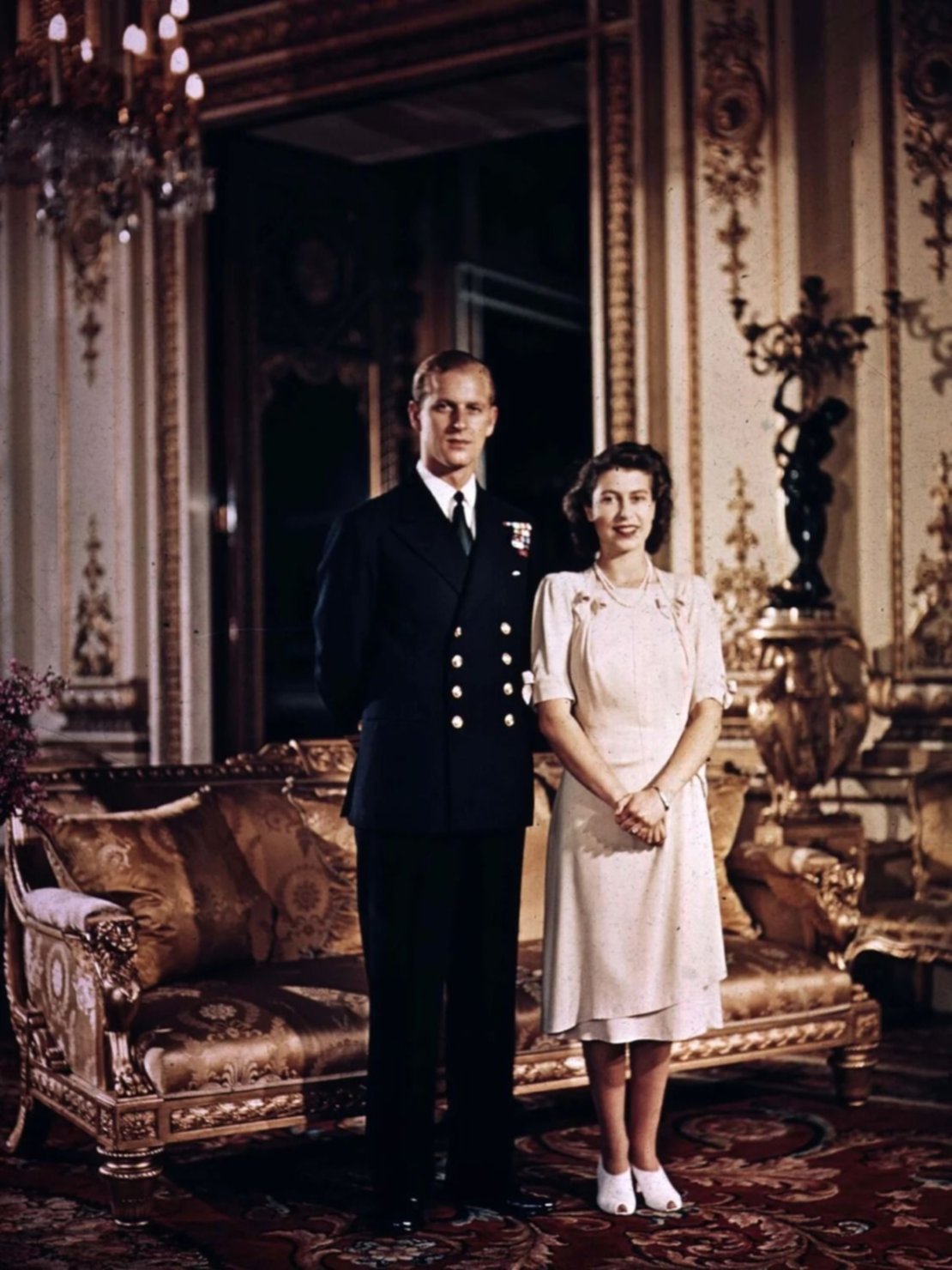 Cuando era muy joven, Isabel -que ya era princesa- conoció en el Britannia Royal Naval College a un cadete que se convirtió en el hombre de su vida. Ella tenía apenas 13 años y él, 18. Durante la guerra no dejaron de intercambiar cartas. Hasta que algunos años después se reencontraron e Isabel se plantó con firmeza frente a su padre: quería casarse Cuando era muy joven, Isabel -que ya era princesa- conoció en el Britannia Royal Naval College a un cadete que se convirtió en el hombre de su vida. Ella tenía apenas 13 años y él, 18. Durante la guerra no dejaron de intercambiar cartas. Hasta que algunos años después se reencontraron e Isabel se plantó con firmeza frente a su padre: quería casarse