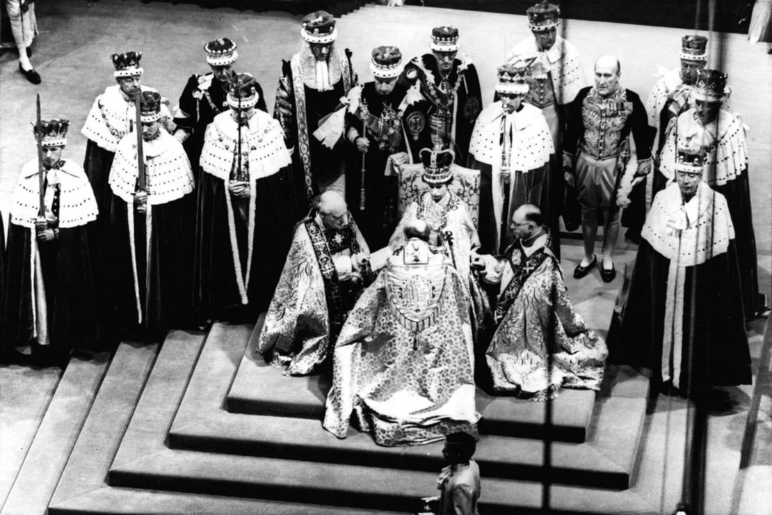 El 2 de junio de 1953 y con apenas 25 años, Isabel fue coronada como monarca del Reino Unido y la Mancomunidad de Naciones frente al Arzobispo de Canterbury, y los obispos de Durham y de Bath and Wells, en una inolvidable ceremonia que se llevó a cabo en la Abadía de Westminster El 2 de junio de 1953 y con apenas 25 años, Isabel fue coronada como monarca del Reino Unido y la Mancomunidad de Naciones frente al Arzobispo de Canterbury, y los obispos de Durham y de Bath and Wells, en una inolvidable ceremonia que se llevó a cabo en la Abadía de Westminster