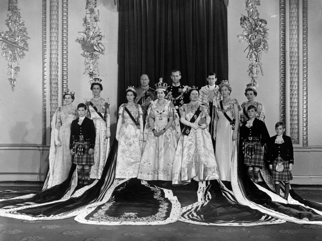 2 de junio de 1953: La Reina Isabel II (en el centro) con el Príncipe Felipe, Duque de Edimburgo, la Reina Isabel La Reina Madre (en el centro a la derecha), la Princesa Margarita Rosa (en el centro a la izquierda) (1930 - 2002) y los miembros de la Familia Real inmediata y ampliada con sus trajes de Coronación en el Salón del Trono del Palacio de Buckingham después de su ceremonia de Coronación. (Photo by Central Press/Getty Images)