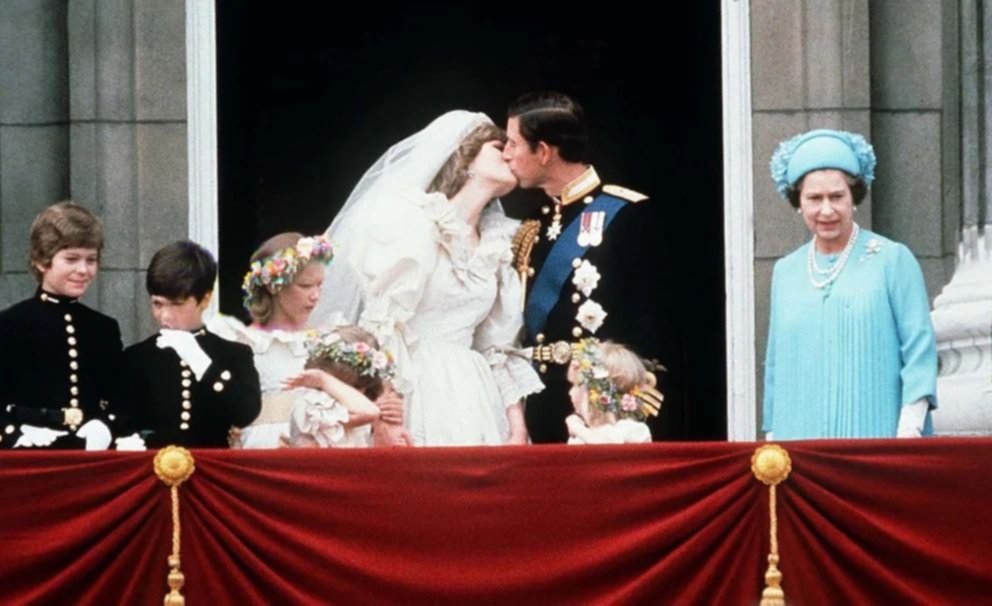 El 29 de julio de 1981, la reina posa en el balcón del Palacio de Buckingham junto a su hijo, el príncipe Carlos, y su flamante esposa, Lady Di, en el día de su boda que se llevó a cabo en la Catedral de San Pablo. Sin embargo, el matrimonio no llegaría a buen puerto y su ruptura fue un duro golpe para la monarquía británica