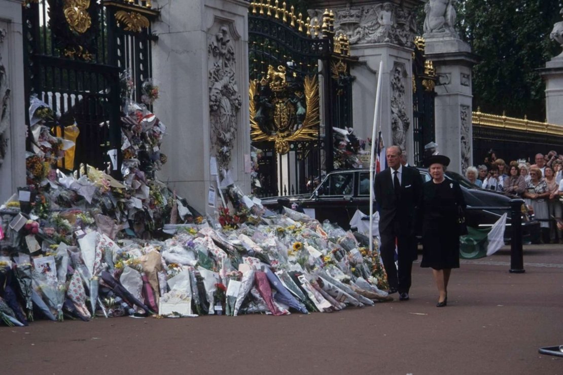 El 31 de agosto de 1997, Lady Di falleció junto a su pareja, el magnate Dodi Al-Fayed, en un accidente automovilístico ocurrido en el túnel del Alma, en París. Isabel y Felipe se mostraron consternados por la noticia y participaron del funeral público en Londres. Durante la tarde, salieron del Palacio de Buckingham, saludaron a la inmensa cantidad de gente que aguardaba afuera y caminaron entre los millones de ramos de flores, cartas, fotografías y diversos objetos ubicados en la entrada a modo de homenaje a la princesa