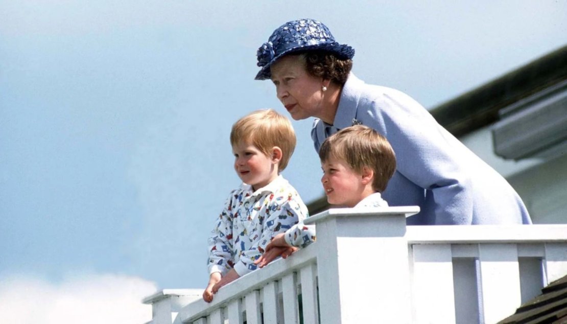 Isabel junto a sus nietos, los príncipes Guillermo y Harry. La reina estuvo muy presente cuando los niños perdieron a su madre. Se ocupaba de sus estudios, se sentaba a jugar con ellos y los veía a diario. Posteriormente, el príncipe Carlos logró casarse con su amante, Camila Parker Bowless Isabel junto a sus nietos, los príncipes Guillermo y Harry. La reina estuvo muy presente cuando los niños perdieron a su madre. Se ocupaba de sus estudios, se sentaba a jugar con ellos y los veía a diario. Posteriormente, el príncipe Carlos logró casarse con su amante, Camila Parker Bowless