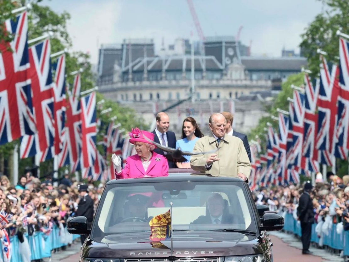 Un paseo en familia mientras saluda a su pueblo. En 2024, Isabel II podría desbancar a Luis XIV, quien ostenta el reinado más duradero de la historia