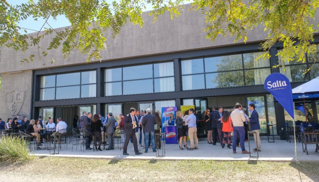 Las exposiciones y paneles que se desarrollaron en instalaciones del Jockey Club, también sirvieron para el intercambio entre empresarios industriales. Las exposiciones y paneles que se desarrollaron en instalaciones del Jockey Club, también sirvieron para el intercambio entre empresarios industriales.