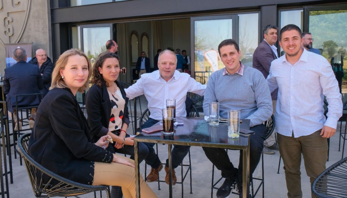 Al final del encuentro los asistentes disfrutaron de las empanadas salteñas, postres regionales y bebidas. Al final del encuentro los asistentes disfrutaron de las empanadas salteñas, postres regionales y bebidas.