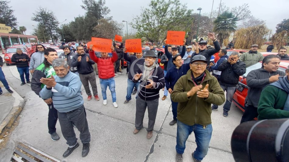 Taxistas y remiseros reclamaron en contra del desembarco de UBER en Salta