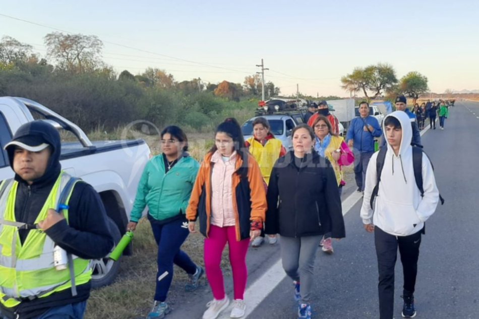 Más de 2.000 peregrinos del sur de Salta ya caminan al Milagro- Más de 2.000 peregrinos del sur de Salta ya caminan al Milagro