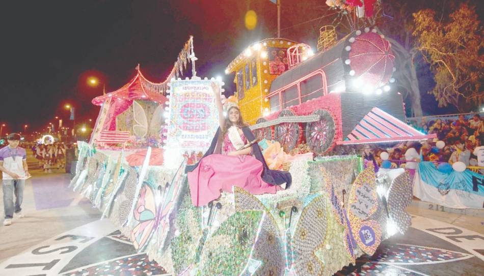 Muchas hinchadas y alegría en la 2º noche de carrozas 