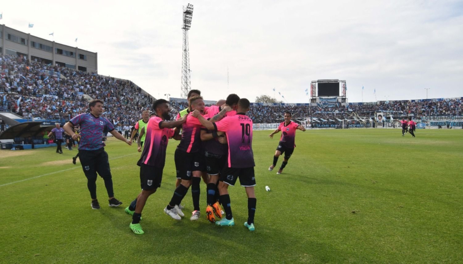 Ferro Carril Oeste venció por 1-0 a Brown de Adrogué como local en la  Primera Nacional - LA NACION