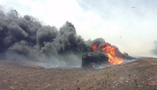 Camión cisterna chocó a dos rodados y se incendió