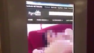 VIDEO: Fue a pagar el estacionamiento y en el cajero daban una porno