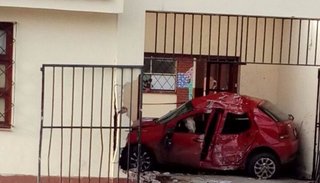 Video: terrible accidente al incrustarse un auto en la escuela Vicente Solá, de Mitre al 2000