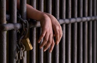 Un policía detenido tras robar una cartera