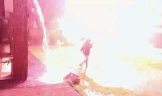 Video. Le cayó un rayo mientras jugaba en el patio en medio de una tormenta