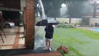 VIDEO: Un chico jugaba bajo la lluvia en su casa y un rayo le cayó al lado