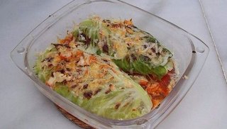 Niños envueltos gratinados en hojas de repollo