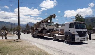 Levantó un cable para que pase un camión y se electrocutó
