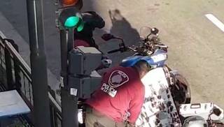 Video. Escrachan a dos policías robándoles a vendedores ambulantes