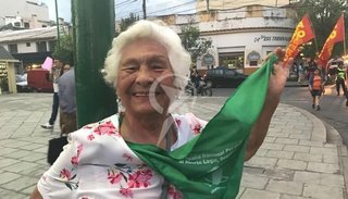 Con 86 años, sale a las calles con viejas y nuevas banderas