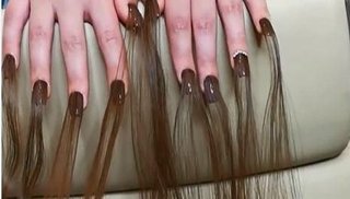 Furor en las redes por nueva moda de uñas con pelo