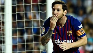 Messi salvó a Barcelona de una derrota ante Valencia
