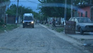 Fue apuñalado y lucha por sobrevivir