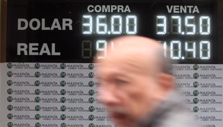 Sexta caída consecutiva del dólar: cerró la semana a 37,60 pesos
