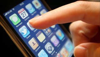 Revisó el celular de su marido por sospechas de infidelidad y la condenaron a prisión