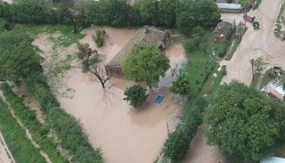 Pide auxilio: su casa está destruida por un canal que la inunda en verano